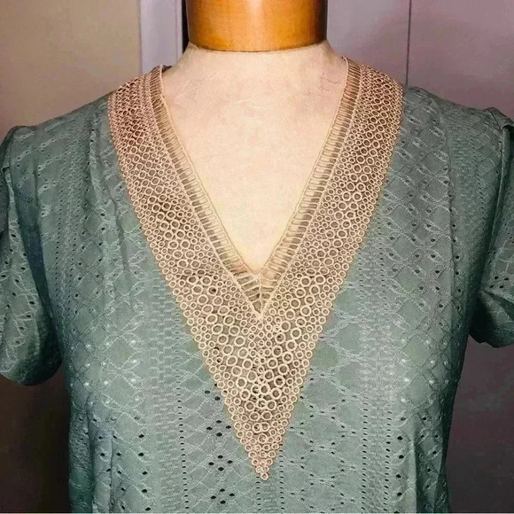 Sage green short sleeve embroidered contrast tan VNeck textured top size medium - Picture 9 of 12